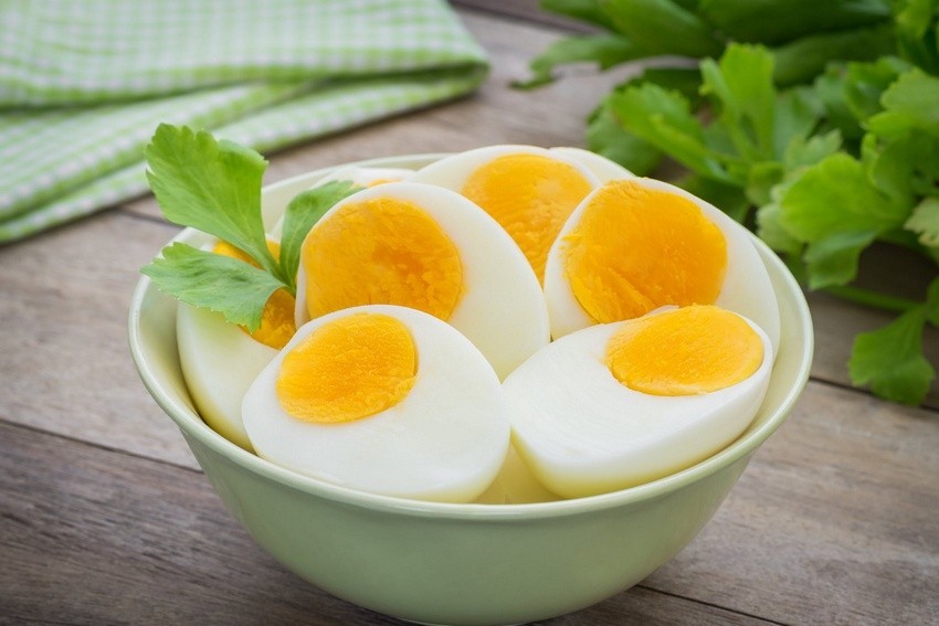 ביצים קשות פרוסות לחצי בקערה