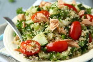 Salade de taboulé au quinoa et saumon