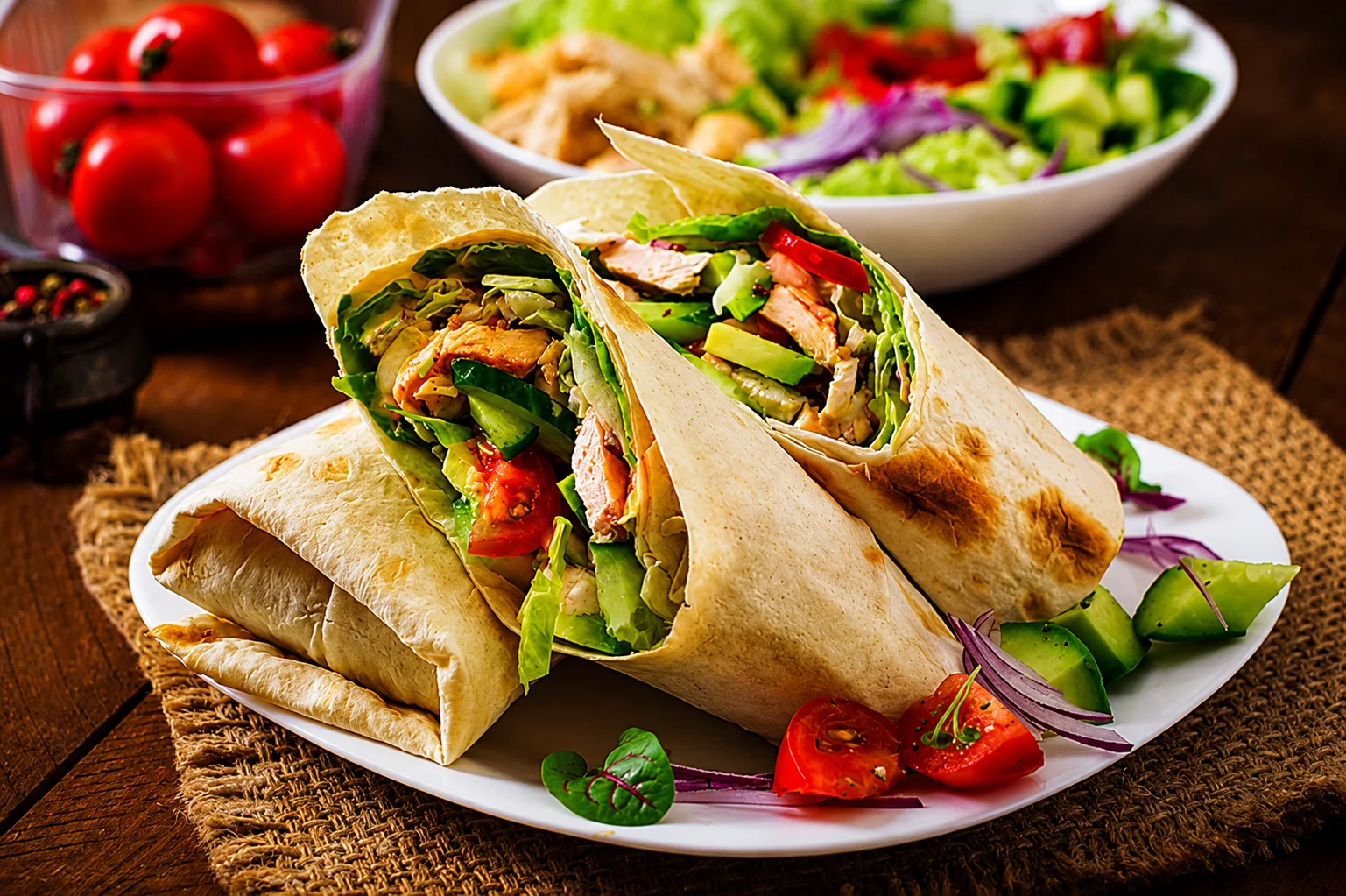 Салат с курицей-гриль, авокадо и помидорами